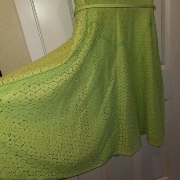 Kaspar Spring Green Crochet Lace Dress with Belt 8 - Picture 6 of 8